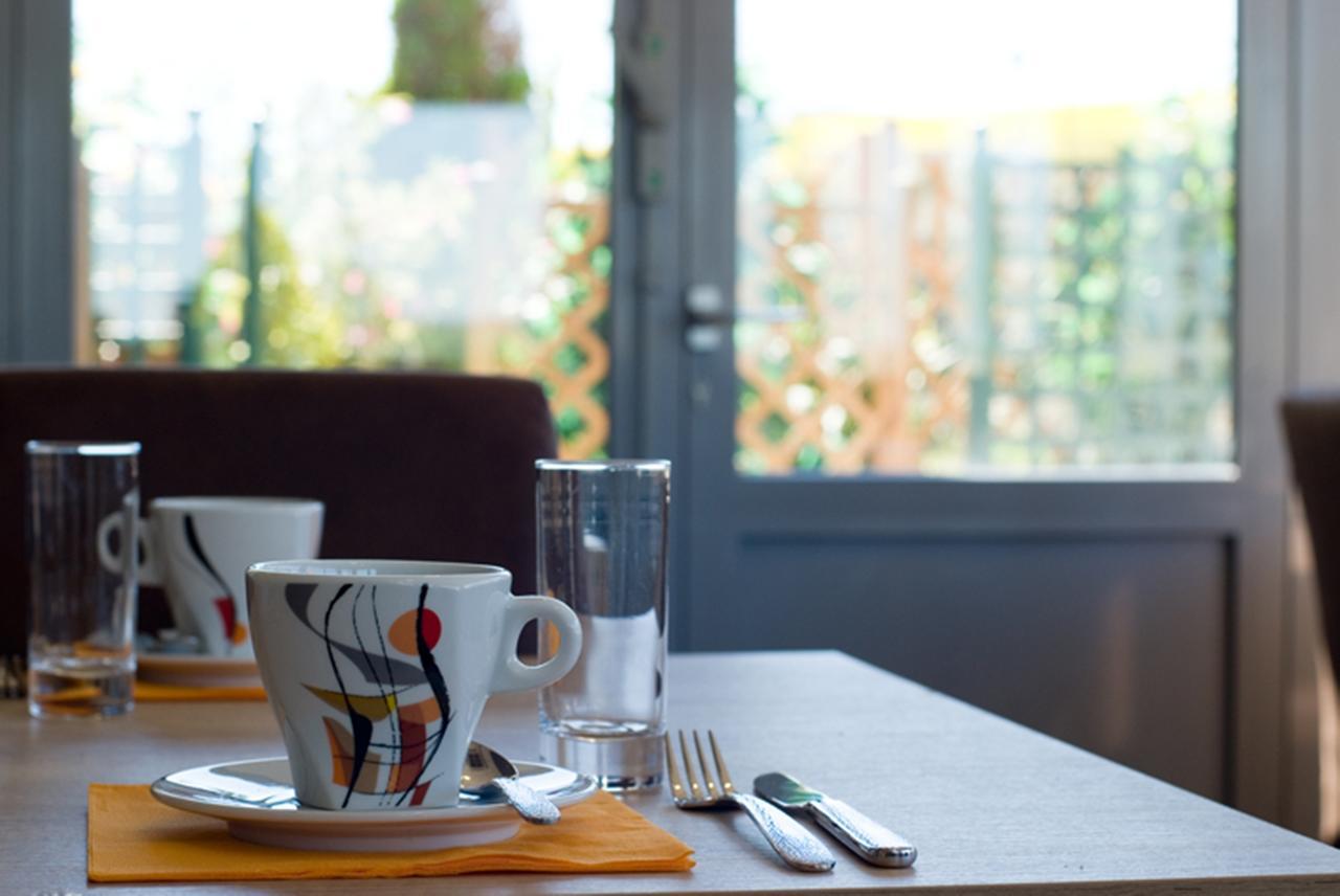 Logis Hotel Restaurant De La Madeleine Commercy Екстер'єр фото