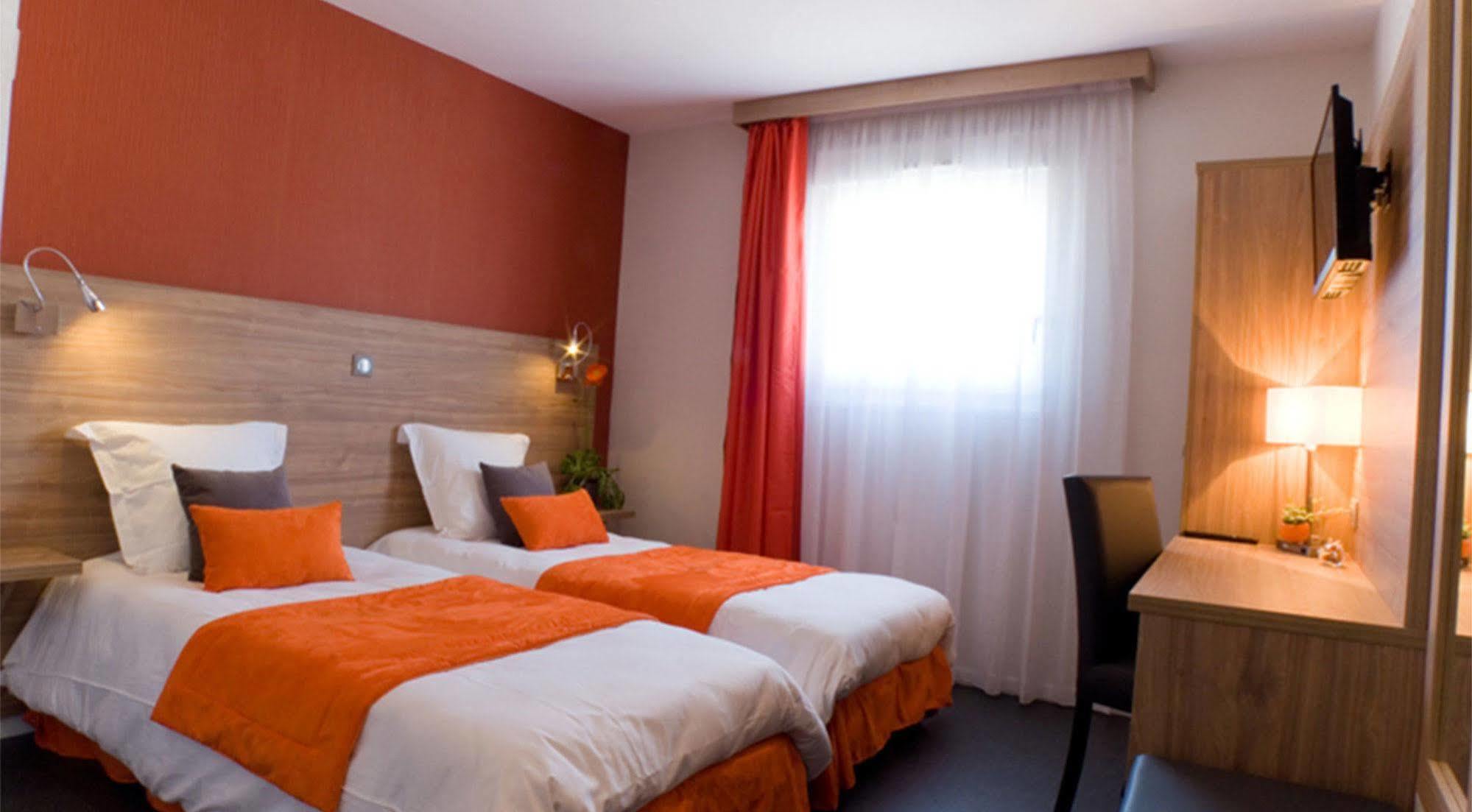 Logis Hotel Restaurant De La Madeleine Commercy Екстер'єр фото